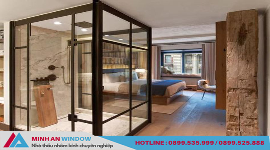 Phòng tắm kính khách sạn khung thép chia ô, phù hợp với kiến trúc hiện đại và tân cổ điển.