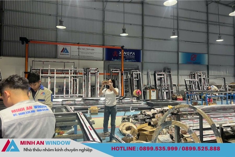 Hình ảnh đang gia công nhôm kính tại Minh An Window