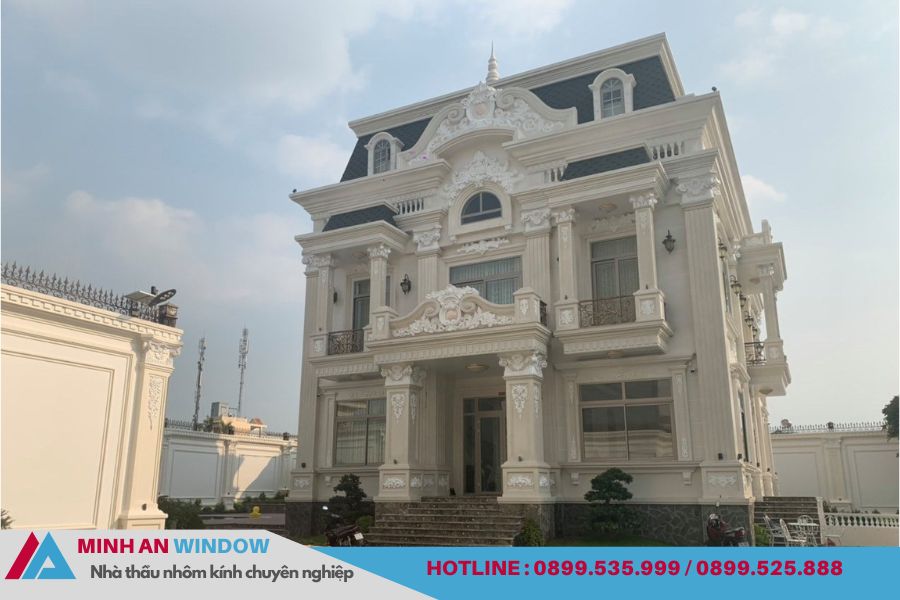 Hình ảnh thực tế công trình biệt thự phong cách tân cổ điển với mặt tiền cân đối, hệ cột trang trí và các chi tiết phào chỉ tinh xảo. Toàn bộ hệ cửa đi, cửa sổ và vách kính được lắp đặt đồng bộ, đảm bảo hài hòa với tổng thể kiến trúc sang trọng của công trình.