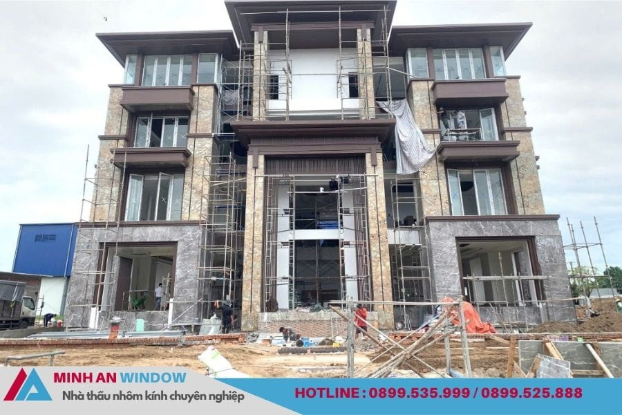 Các dự án nhà biệt thự, toà văn phòng sử dụng cửa nhôm kính, thay vì sử dụng các loại vật liệu truyền thống thì giờ đây xu hướng sử dụng các vật liệu nhôm kính đã trở nên phổ biến hầu hết, từ thành phố đến nông thông, vùng ven. Có nhiều lý do , về chi phí vật liệu nhôm kính cũng rẻ hơn so với các vật liệu như gỗ , ngoài ra độ bền cũng là vấn đề khiến cho khách hàng lựa chọn nhôm kính