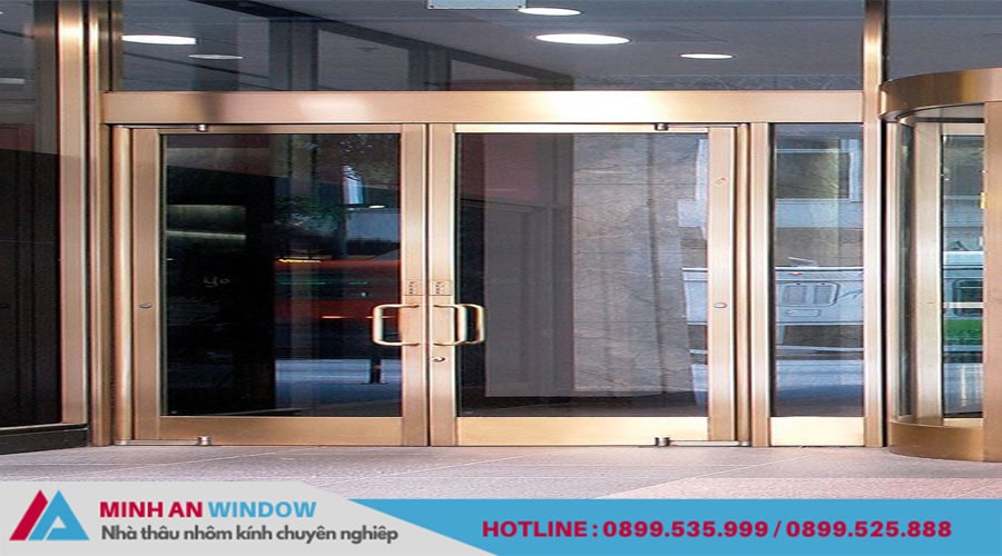 Mẫu cửa kính cường lực có khung bảo vệ - Minh An Window lắp đặt tại trung tâm thương mại