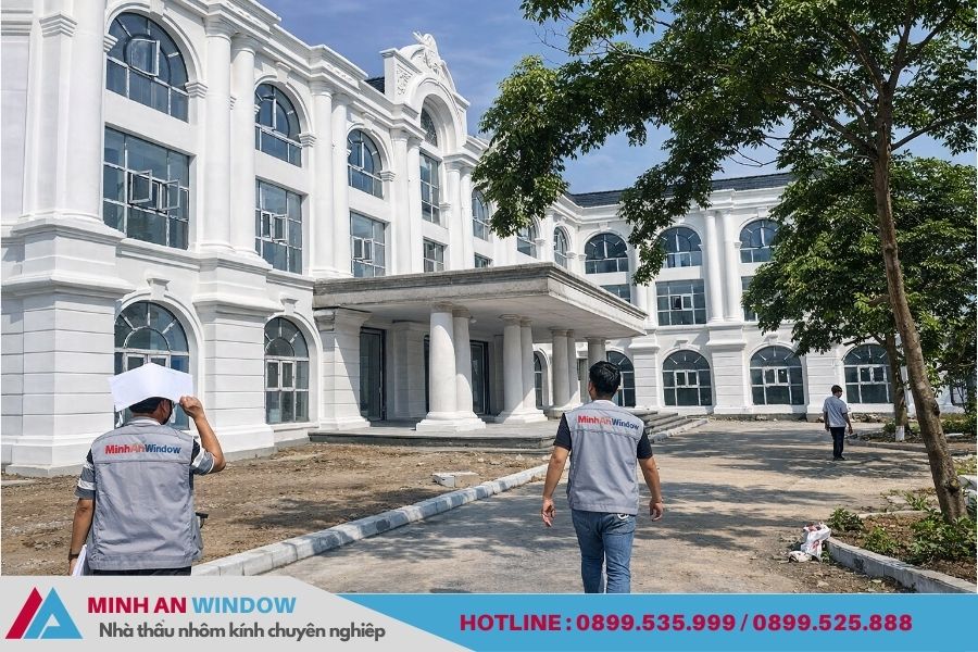 Biệt thự sử dụng nhôm Xingfa tem đỏ Quảng Đông , đây là dòng nhập khẩu khác với sản xuất trong nước, nhưng mẫu này thường có giá cao hơn trong nước. Đặc điểm nhận biết đó là nhôm sử dụng tem đỏ, có mã vạch QR , khác với tem xanh. Biệt thự sử dụng nhôm Xingfa tem đỏ Quảng Đông , đây là dòng nhập khẩu khác với sản xuất trong nước, nhưng mẫu này thường có giá cao hơn trong nước. Đặc điểm nhận biết đó là nhôm sử dụng tem đỏ, có mã vạch QR , khác với tem xanh.