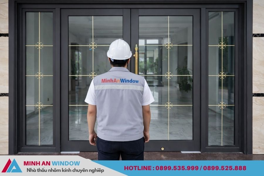 Một bộ cửa đi hoàn chỉnh, sử dụng nhôm xingfa, kính hộp, nan đồng , 2 cửa mở quay dành cho cửa chính cực kì đẹp và sang trọng. Tay nắm mạ đồng giúp cho cửa chắc chắn và sang trọng. Nếu đây là mẫu mà quý khách cảm thấy ưng ý , hãy nhấc máy gọi cho Minh An Window để được tư vấn : 0899.535.999 Một bộ cửa đi hoàn chỉnh, sử dụng nhôm xingfa, kính hộp, nan đồng , 2 cửa mở quay dành cho cửa chính cực kì đẹp và sang trọng. Tay nắm mạ đồng giúp cho cửa chắc chắn và sang trọng. Nếu đây là mẫu mà quý khách cảm thấy ưng ý , hãy nhấc máy gọi cho Minh An Window để được tư vấn : 0899.535.999