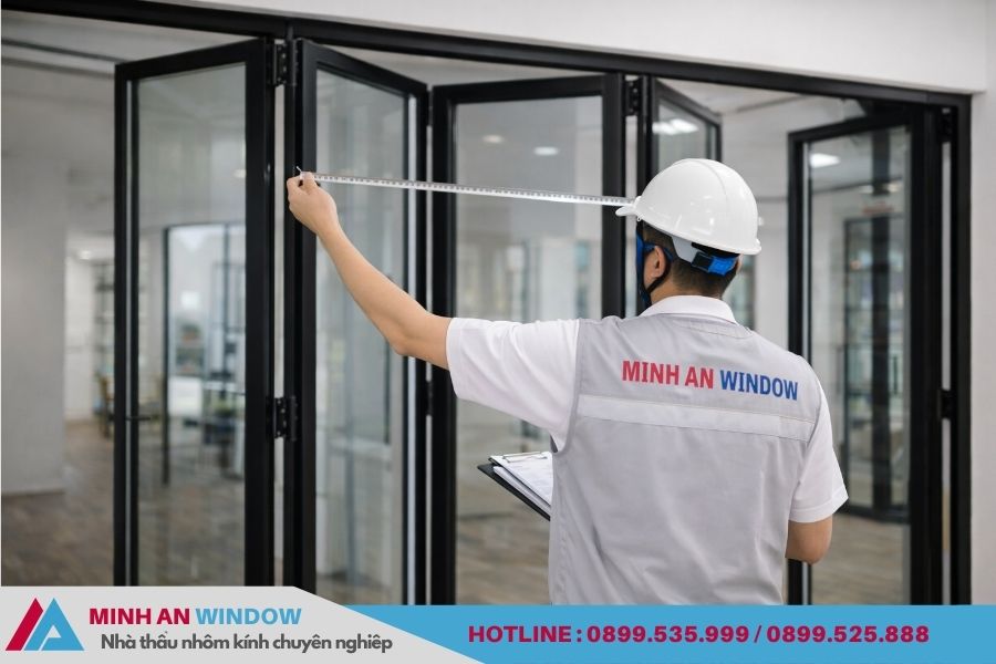 Nhân viên kỹ thuật đang kiểm tra đo đạt lại đúng với kích thước ban đầu, và chuẩn bị những khâu khảo sát chất lượng trước khi bàn giao . Giá nhôm kính thông thường được tính bằng diện tích cửa x giá + phụ kiện + chi phí về giải pháp hoặc thuế nếu có