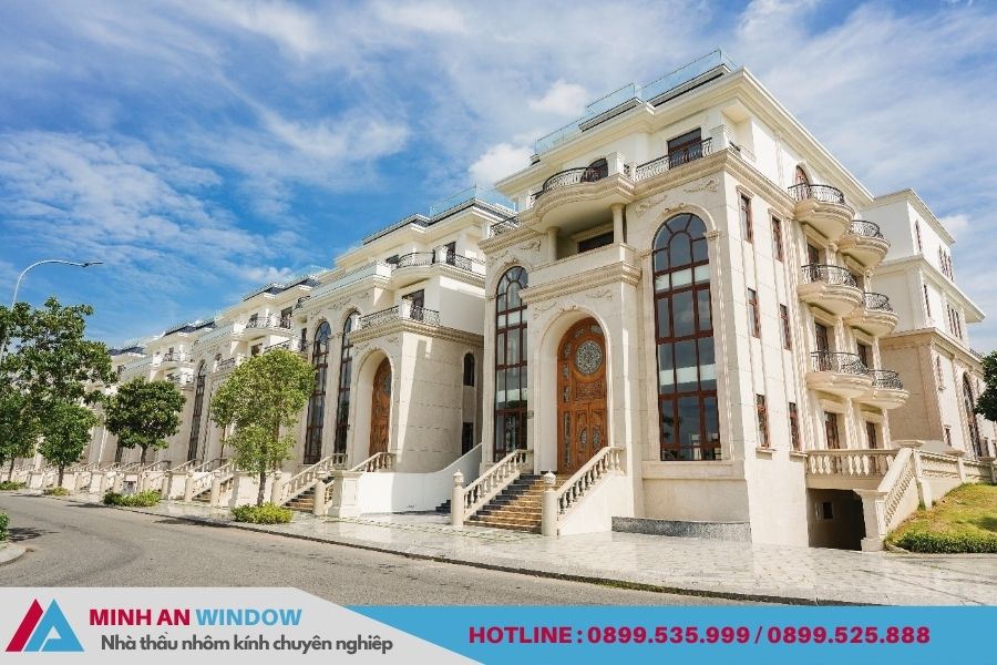 Mặt tiền biệt thự sang trọng với cửa nhôm kính cao cấp