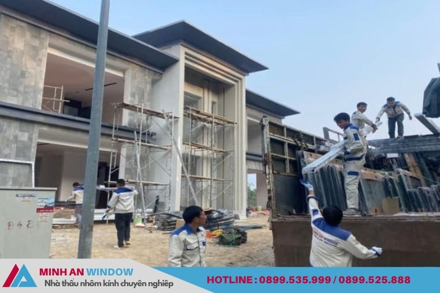 Bí quyết lựa chọn cửa nhôm kính bền đẹp cho nhà phố: Những sai lầm đắt giá cần tránh 2 Lựa chọn cửa nhôm kính bền đẹp cho nhà phố